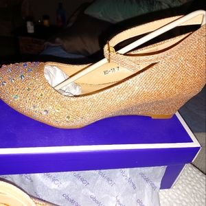 Top Moda size 7, gold and champagne 2" closed toe heels. NWT never worn